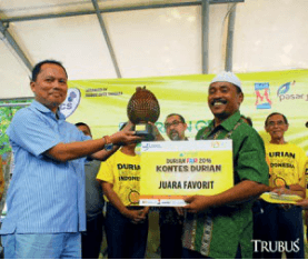 penyerahan hadiah lomba kontes durian